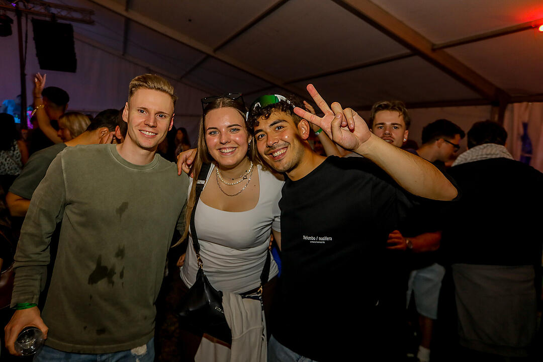 Partyzeltdorf mit 5 Areas!