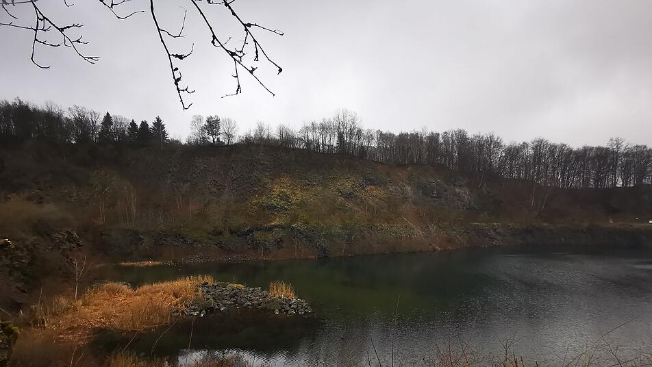 Der Basaltsee - früher harte Arbeit, heute Heimat zahlreicher Tiere