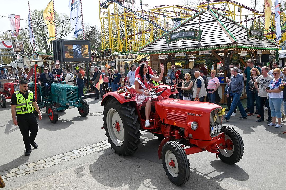 Nürnberger Frühlingsfest mit Rekordbesuch: 85 historische Traktoren auf Rundfahrt