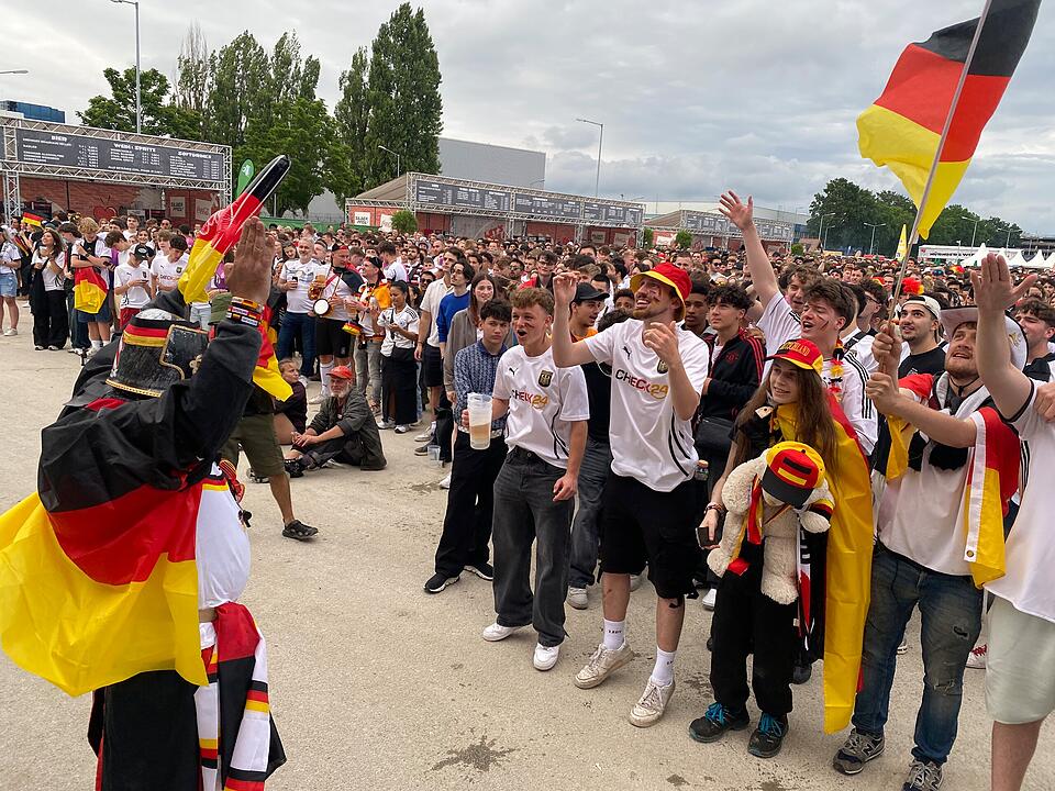 Deutschland steht im Achtelfinale und Nürnberger Fans feiern ausgelassen