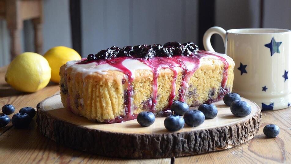 Mit der richtigen Deko wird der leckere Blaubeerkuchen zum echten Hingucker.