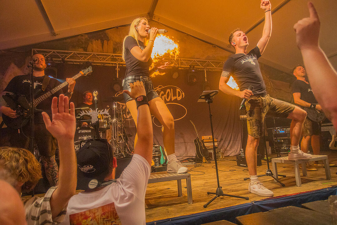 Musik im Festzelt gab es mit der Band "KLOSTERGOLD"
