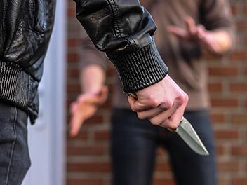 Der Jugendliche randalierte vor dem Haus seiner Mutter, weshalb die Polizei kommen musste. Symbolbild: Christopher Schulz