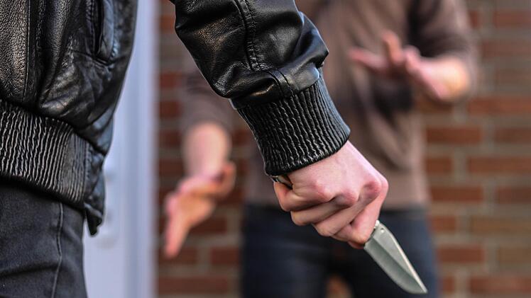 Der Jugendliche randalierte vor dem Haus seiner Mutter, weshalb die Polizei kommen musste. Symbolbild: Christopher Schulz