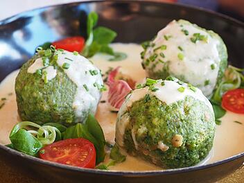 Bärlauchknödel schmecken auch mit Käsesoße wunderbar.