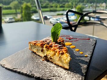 Eine Spargel-Lachs-Tarte schmeckt immer lecker und leicht.