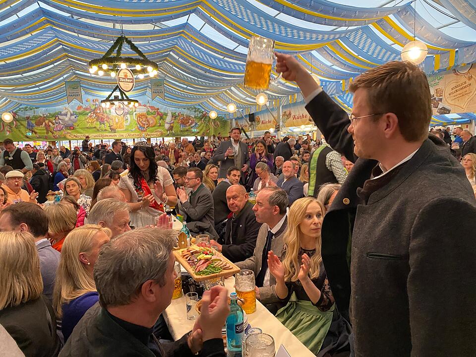 O'zapft is! Das Frühlingsfest am Dutzendteich beginnt