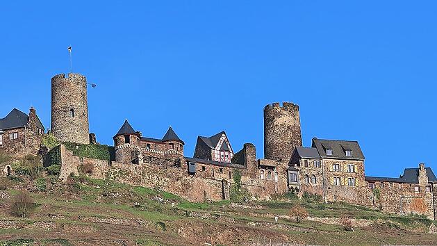 Stolz erhebt sich Burg Thurant über das Moseltal bei Alken.
