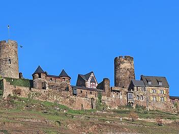Stolz erhebt sich Burg Thurant über das Moseltal bei Alken.