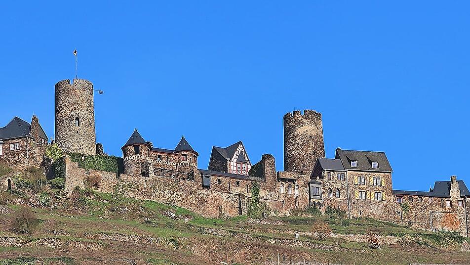 Stolz erhebt sich Burg Thurant über das Moseltal bei Alken.