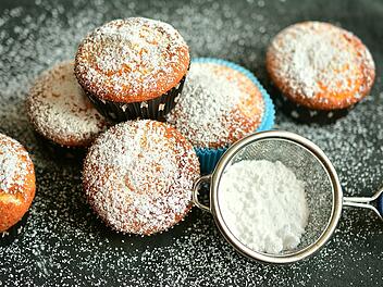 Apfel-Zimt-Muffins mit Puderzucker: eine himmlische Kombination.