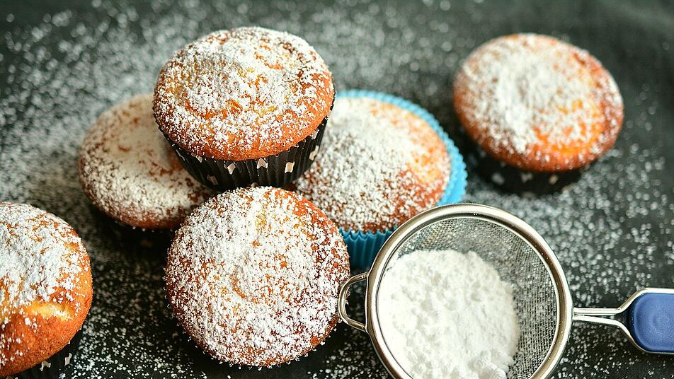 Apfel-Zimt-Muffins mit Puderzucker: eine himmlische Kombination.