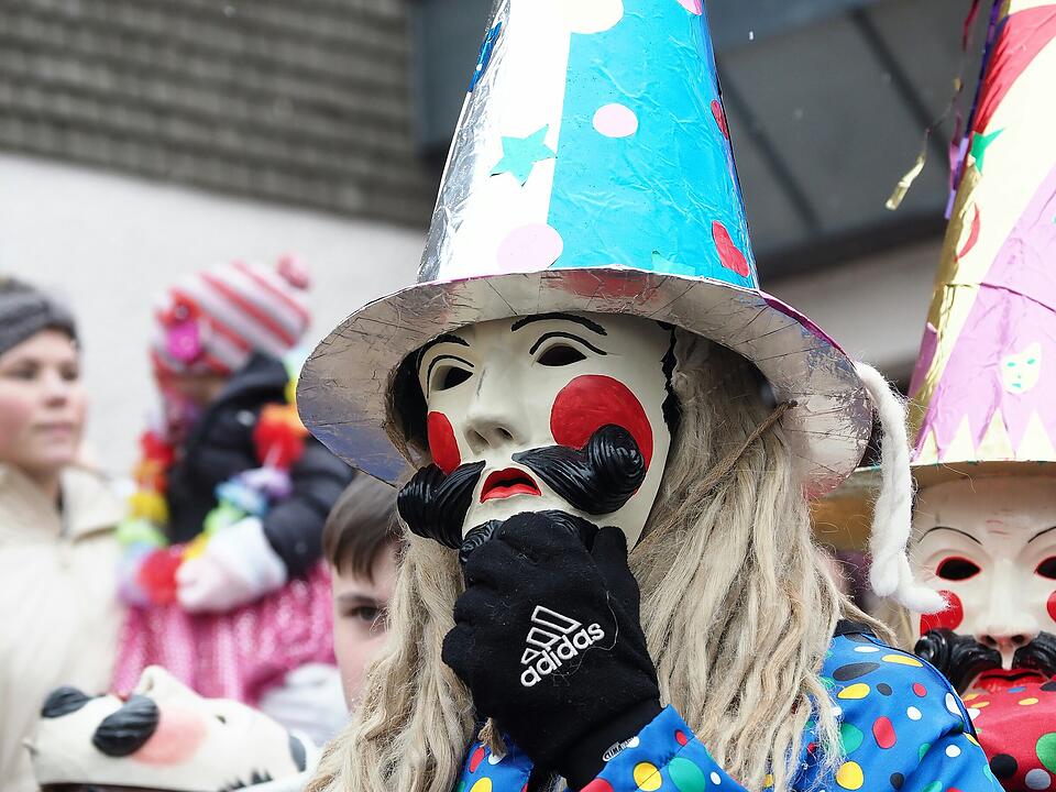 Tausende Besucher beim traditionellen Maskenumzug