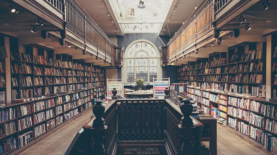 In der Unibibliothek sind - wie auf diesem Foto - viele Arbeitsplätze vorhanden.