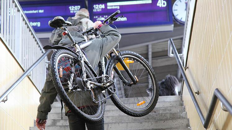 Mit dem Rad huckepack zum nächsten Zug.  Foto: Michael Gründel