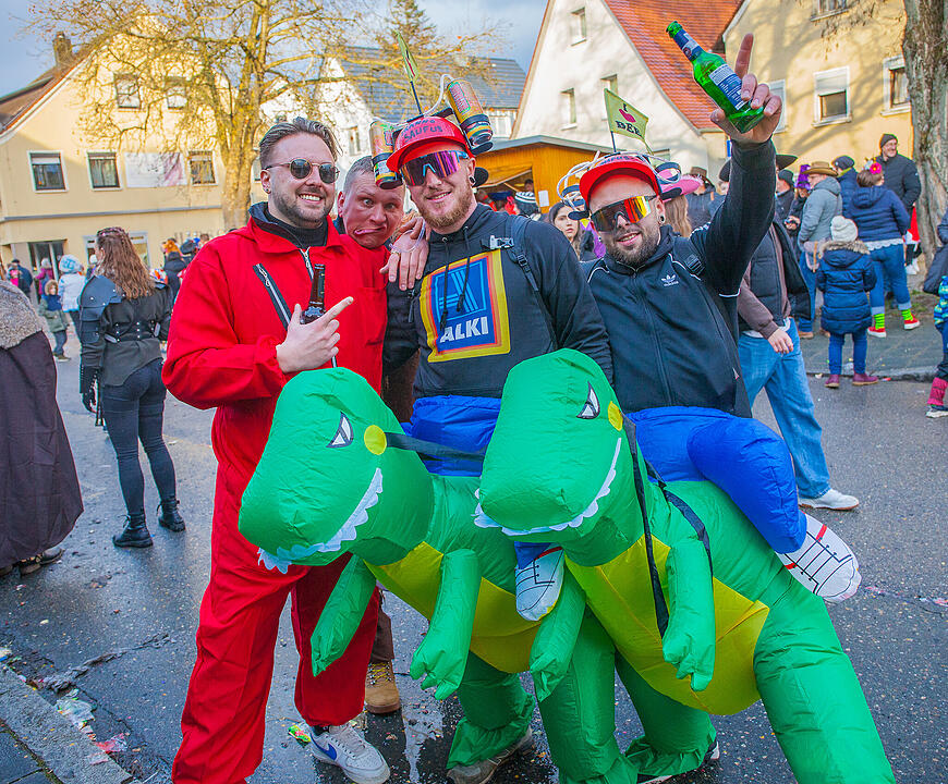 Tausende Narren und Närrinnen feierten auf der Straße