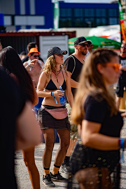 Einmalige Festivalwelt zwischen Stahl und Container.