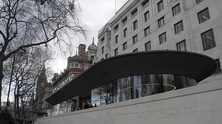 Das neue Gebäude der Londoner Polizei Scotland Yard liegt nicht weit vom Parlament - links ist der als Big Ben bekannte Turm zu sehen Foto: Leonard Kehnscherper,dpa