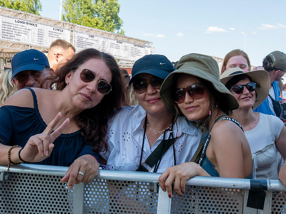 Mit internationalen und nationalen Live-Acts!