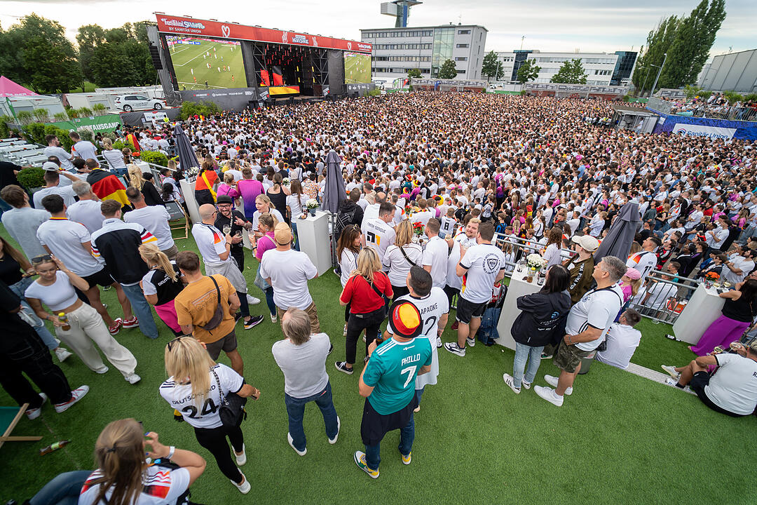 Fans schauen das EM-Viertelfinale zwischen Duetschland und Spanien in Nürnberg