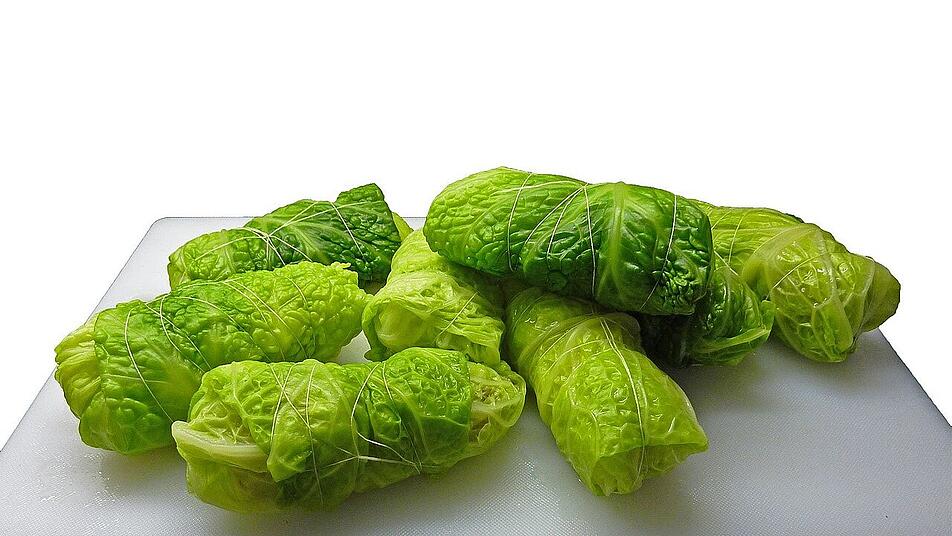 Vegane Spitzkohlrollen sind auch in der Low-Carb Küche beliebt.