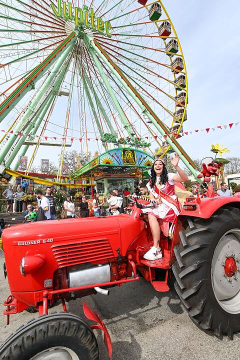 Nürnberger Frühlingsfest mit Rekordbesuch: 85 historische Traktoren auf Rundfahrt